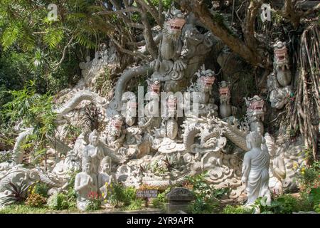 Die Marble Mountains bestehen aus fünf Kalkstein- und Marmorhügeln in der Nähe von da Nang im Zentrum Vietnams. Jeder Berg ist nach einem der fünf Elemente benannt: Metall, Holz, Wasser, Feuer und Erde. Die Berge bieten ein Netz von Tunneln, Höhlen, Grotten und buddhistischen Heiligtümern, die sowohl religiöse Pilger als auch Gelegenheitstouristen anziehen. Im Laufe der Jahrhunderte haben Mönche und Handwerker aus dem natürlich vorkommenden Marmor innerhalb der Formationen handgeschnitzte, komplizierte Statuen, Pagoden und Altäre gefertigt. Die Marble Mountains sind ein Zeugnis der reichen kulturellen und spirituellen Geschichte der Region. Da Nang, Vietnam. Stockfoto