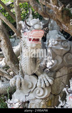 Die Marble Mountains bestehen aus fünf Kalkstein- und Marmorhügeln in der Nähe von da Nang im Zentrum Vietnams. Jeder Berg ist nach einem der fünf Elemente benannt: Metall, Holz, Wasser, Feuer und Erde. Die Berge bieten ein Netz von Tunneln, Höhlen, Grotten und buddhistischen Heiligtümern, die sowohl religiöse Pilger als auch Gelegenheitstouristen anziehen. Im Laufe der Jahrhunderte haben Mönche und Handwerker aus dem natürlich vorkommenden Marmor innerhalb der Formationen handgeschnitzte, komplizierte Statuen, Pagoden und Altäre gefertigt. Die Marble Mountains sind ein Zeugnis der reichen kulturellen und spirituellen Geschichte der Region. Da Nang, Vietnam. Stockfoto