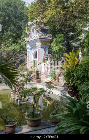 Die Marble Mountains bestehen aus fünf Kalkstein- und Marmorhügeln in der Nähe von da Nang im Zentrum Vietnams. Jeder Berg ist nach einem der fünf Elemente benannt: Metall, Holz, Wasser, Feuer und Erde. Die Berge bieten ein Netz von Tunneln, Höhlen, Grotten und buddhistischen Heiligtümern, die sowohl religiöse Pilger als auch Gelegenheitstouristen anziehen. Im Laufe der Jahrhunderte haben Mönche und Handwerker aus dem natürlich vorkommenden Marmor innerhalb der Formationen handgeschnitzte, komplizierte Statuen, Pagoden und Altäre gefertigt. Die Marble Mountains sind ein Zeugnis der reichen kulturellen und spirituellen Geschichte der Region. Da Nang, Vietnam. Stockfoto