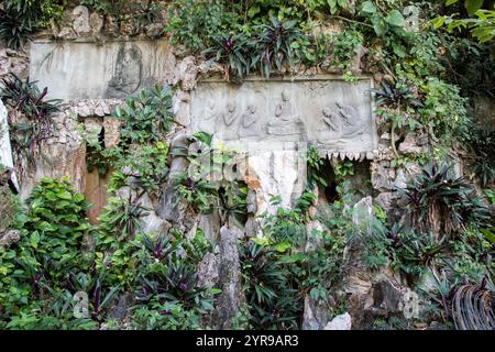 Die Marble Mountains bestehen aus fünf Kalkstein- und Marmorhügeln in der Nähe von da Nang im Zentrum Vietnams. Jeder Berg ist nach einem der fünf Elemente benannt: Metall, Holz, Wasser, Feuer und Erde. Die Berge bieten ein Netz von Tunneln, Höhlen, Grotten und buddhistischen Heiligtümern, die sowohl religiöse Pilger als auch Gelegenheitstouristen anziehen. Im Laufe der Jahrhunderte haben Mönche und Handwerker aus dem natürlich vorkommenden Marmor innerhalb der Formationen handgeschnitzte, komplizierte Statuen, Pagoden und Altäre gefertigt. Die Marble Mountains sind ein Zeugnis der reichen kulturellen und spirituellen Geschichte der Region. Da Nang, Vietnam. Stockfoto