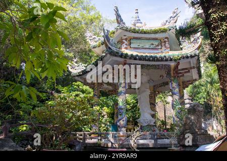 Die Marble Mountains bestehen aus fünf Kalkstein- und Marmorhügeln in der Nähe von da Nang im Zentrum Vietnams. Jeder Berg ist nach einem der fünf Elemente benannt: Metall, Holz, Wasser, Feuer und Erde. Die Berge bieten ein Netz von Tunneln, Höhlen, Grotten und buddhistischen Heiligtümern, die sowohl religiöse Pilger als auch Gelegenheitstouristen anziehen. Im Laufe der Jahrhunderte haben Mönche und Handwerker aus dem natürlich vorkommenden Marmor innerhalb der Formationen handgeschnitzte, komplizierte Statuen, Pagoden und Altäre gefertigt. Die Marble Mountains sind ein Zeugnis der reichen kulturellen und spirituellen Geschichte der Region. Da Nang, Vietnam. Stockfoto