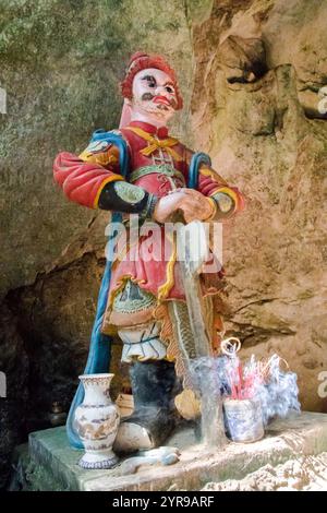 Die Marble Mountains bestehen aus fünf Kalkstein- und Marmorhügeln in der Nähe von da Nang im Zentrum Vietnams. Jeder Berg ist nach einem der fünf Elemente benannt: Metall, Holz, Wasser, Feuer und Erde. Die Berge bieten ein Netz von Tunneln, Höhlen, Grotten und buddhistischen Heiligtümern, die sowohl religiöse Pilger als auch Gelegenheitstouristen anziehen. Im Laufe der Jahrhunderte haben Mönche und Handwerker aus dem natürlich vorkommenden Marmor innerhalb der Formationen handgeschnitzte, komplizierte Statuen, Pagoden und Altäre gefertigt. Die Marble Mountains sind ein Zeugnis der reichen kulturellen und spirituellen Geschichte der Region. Da Nang, Vietnam. Stockfoto