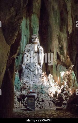 Die Marble Mountains bestehen aus fünf Kalkstein- und Marmorhügeln in der Nähe von da Nang im Zentrum Vietnams. Jeder Berg ist nach einem der fünf Elemente benannt: Metall, Holz, Wasser, Feuer und Erde. Die Berge bieten ein Netz von Tunneln, Höhlen, Grotten und buddhistischen Heiligtümern, die sowohl religiöse Pilger als auch Gelegenheitstouristen anziehen. Im Laufe der Jahrhunderte haben Mönche und Handwerker aus dem natürlich vorkommenden Marmor innerhalb der Formationen handgeschnitzte, komplizierte Statuen, Pagoden und Altäre gefertigt. Die Marble Mountains sind ein Zeugnis der reichen kulturellen und spirituellen Geschichte der Region. Da Nang, Vietnam. Stockfoto