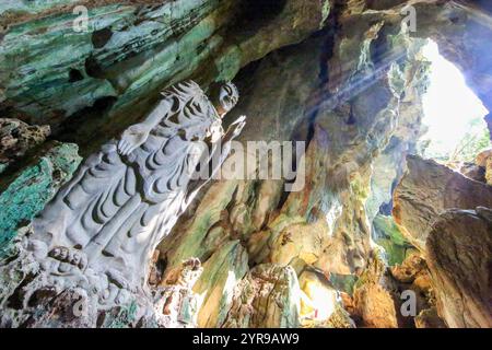 Die Marble Mountains bestehen aus fünf Kalkstein- und Marmorhügeln in der Nähe von da Nang im Zentrum Vietnams. Jeder Berg ist nach einem der fünf Elemente benannt: Metall, Holz, Wasser, Feuer und Erde. Die Berge bieten ein Netz von Tunneln, Höhlen, Grotten und buddhistischen Heiligtümern, die sowohl religiöse Pilger als auch Gelegenheitstouristen anziehen. Im Laufe der Jahrhunderte haben Mönche und Handwerker aus dem natürlich vorkommenden Marmor innerhalb der Formationen handgeschnitzte, komplizierte Statuen, Pagoden und Altäre gefertigt. Die Marble Mountains sind ein Zeugnis der reichen kulturellen und spirituellen Geschichte der Region. Da Nang, Vietnam. Stockfoto