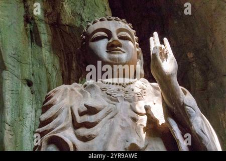 Die Marble Mountains bestehen aus fünf Kalkstein- und Marmorhügeln in der Nähe von da Nang im Zentrum Vietnams. Jeder Berg ist nach einem der fünf Elemente benannt: Metall, Holz, Wasser, Feuer und Erde. Die Berge bieten ein Netz von Tunneln, Höhlen, Grotten und buddhistischen Heiligtümern, die sowohl religiöse Pilger als auch Gelegenheitstouristen anziehen. Im Laufe der Jahrhunderte haben Mönche und Handwerker aus dem natürlich vorkommenden Marmor innerhalb der Formationen handgeschnitzte, komplizierte Statuen, Pagoden und Altäre gefertigt. Die Marble Mountains sind ein Zeugnis der reichen kulturellen und spirituellen Geschichte der Region. Da Nang, Vietnam. Stockfoto