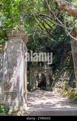 Die Marble Mountains bestehen aus fünf Kalkstein- und Marmorhügeln in der Nähe von da Nang im Zentrum Vietnams. Jeder Berg ist nach einem der fünf Elemente benannt: Metall, Holz, Wasser, Feuer und Erde. Die Berge bieten ein Netz von Tunneln, Höhlen, Grotten und buddhistischen Heiligtümern, die sowohl religiöse Pilger als auch Gelegenheitstouristen anziehen. Im Laufe der Jahrhunderte haben Mönche und Handwerker aus dem natürlich vorkommenden Marmor innerhalb der Formationen handgeschnitzte, komplizierte Statuen, Pagoden und Altäre gefertigt. Die Marble Mountains sind ein Zeugnis der reichen kulturellen und spirituellen Geschichte der Region. Da Nang, Vietnam. Stockfoto