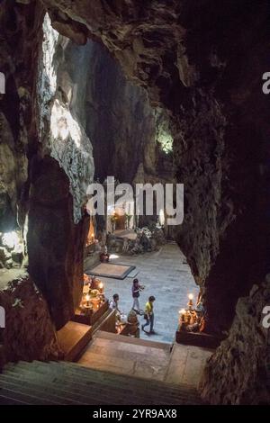 Die Marble Mountains bestehen aus fünf Kalkstein- und Marmorhügeln in der Nähe von da Nang im Zentrum Vietnams. Jeder Berg ist nach einem der fünf Elemente benannt: Metall, Holz, Wasser, Feuer und Erde. Die Berge bieten ein Netz von Tunneln, Höhlen, Grotten und buddhistischen Heiligtümern, die sowohl religiöse Pilger als auch Gelegenheitstouristen anziehen. Im Laufe der Jahrhunderte haben Mönche und Handwerker aus dem natürlich vorkommenden Marmor innerhalb der Formationen handgeschnitzte, komplizierte Statuen, Pagoden und Altäre gefertigt. Die Marble Mountains sind ein Zeugnis der reichen kulturellen und spirituellen Geschichte der Region. Da Nang, Vietnam. Stockfoto