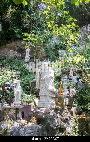 Die Marble Mountains bestehen aus fünf Kalkstein- und Marmorhügeln in der Nähe von da Nang im Zentrum Vietnams. Jeder Berg ist nach einem der fünf Elemente benannt: Metall, Holz, Wasser, Feuer und Erde. Die Berge bieten ein Netz von Tunneln, Höhlen, Grotten und buddhistischen Heiligtümern, die sowohl religiöse Pilger als auch Gelegenheitstouristen anziehen. Im Laufe der Jahrhunderte haben Mönche und Handwerker aus dem natürlich vorkommenden Marmor innerhalb der Formationen handgeschnitzte, komplizierte Statuen, Pagoden und Altäre gefertigt. Die Marble Mountains sind ein Zeugnis der reichen kulturellen und spirituellen Geschichte der Region. Da Nang, Vietnam. Stockfoto