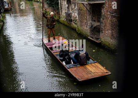 Touristen machen eine historische Bootstour auf dem Fluss Stour durch Canterbury. Der Great Stour könnte behaupten, Englands historischster Fluss zu sein. In römischer und mittelalterlicher Zeit war der Fluss eine wichtige Verkehrsroute, die Canterbury mit dem europäischen Festland verband. Die Stadt gehört zum UNESCO-Weltkulturerbe in der Grafschaft Kent, England, war bis 1974 County Borough und liegt am Fluss Stour. Canterbury ist eine Stadt und UNESCO-Weltkulturerbe in der Grafschaft Kent, England; es war bis 1974 County Borough. Er liegt am Fluss Stour. Stockfoto