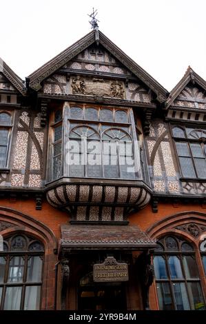 Das Beaney House of Art and Knowledge ist das zentrale Museum, die Bibliothek und die Kunstgalerie der Stadt Canterbury, Kent, England. Es ist in einem denkmalgeschützten Gebäude untergebracht. Bis es 2009 zur Renovierung geschlossen wurde, wurde es als Beaney Institute oder Royal Museum and Art Gallery bezeichnet. Canterbury ist eine Stadt und UNESCO-Weltkulturerbe in der Grafschaft Kent, England; es war bis 1974 County Borough. Er liegt am Fluss Stour. Stockfoto