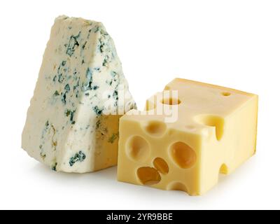 Stücke verschiedener Käse isoliert auf weißem Hintergrund Stockfoto