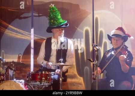 Gründungsmitglied Teddy Ibing li., Schlagzeug und Tim Reese Geige, Gitarre während des Konzertes der Countrymusic-Legende Truck Stop mit ihrem Weihnachtsprogramm auf schöne Bescherung -Tour live in der Stadthalle Stern Riesa. *** Gründungsmitglied Teddy Ibing li , Schlagzeug und Tim Reese Violine, Gitarre beim Konzert der Country Music Legende Truck Stop mit ihrem Weihnachtsprogramm auf schöne Bescherung Tour live in der Stadthalle Stern Riesa Stockfoto