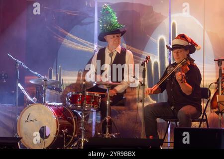 Gründungsmitglied Teddy Ibing li., Schlagzeug und Tim Reese Geige, Gitarre während des Konzertes der Countrymusic-Legende Truck Stop mit ihrem Weihnachtsprogramm auf schöne Bescherung -Tour live in der Stadthalle Stern Riesa. *** Gründungsmitglied Teddy Ibing li , Schlagzeug und Tim Reese Violine, Gitarre beim Konzert der Country Music Legende Truck Stop mit ihrem Weihnachtsprogramm auf schöne Bescherung Tour live in der Stadthalle Stern Riesa Stockfoto