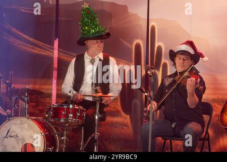 Gründungsmitglied Teddy Ibing li., Schlagzeug und Tim Reese Geige, Gitarre während des Konzertes der Countrymusic-Legende Truck Stop mit ihrem Weihnachtsprogramm auf schöne Bescherung -Tour live in der Stadthalle Stern Riesa. *** Gründungsmitglied Teddy Ibing li , Schlagzeug und Tim Reese Violine, Gitarre beim Konzert der Country Music Legende Truck Stop mit ihrem Weihnachtsprogramm auf schöne Bescherung Tour live in der Stadthalle Stern Riesa Stockfoto