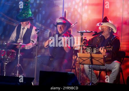 Gründungsmitglied Teddy Ibing Schlagzeug, Tim Reese Geige, Gitarre und Andreas Cisek Gesang, Gitarre L-R während des Konzertes der Countrymusic-Legende Truck Stop mit ihrem Weihnachtsprogramm auf schöne Bescherung -Tour live in der Stadthalle Stern Riesa. *** Gründungsmitglied Teddy Ibing Schlagzeug, Tim Reese Violine, Gitarre und Andreas Cisek Gesang, Gitarre L R während des Konzerts der Country Music Legende Truck Stop mit ihrem Weihnachtsprogramm auf schöne Bescherung Tour live in der Stadthalle Stern Riesa Stockfoto