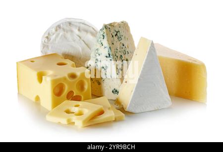 Stücke verschiedener Käse isoliert auf weißem Hintergrund Stockfoto