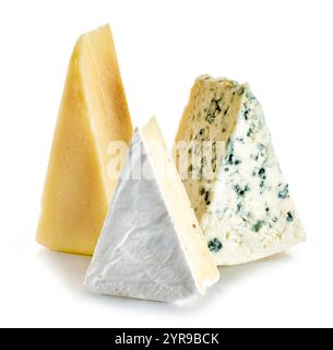 Stücke verschiedener Käse isoliert auf weißem Hintergrund Stockfoto