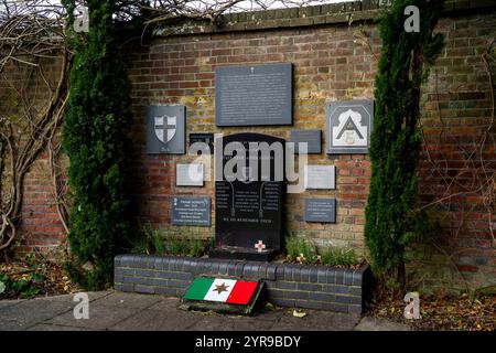 Das Denkmal der Italienischen Star Association in den Westgate Gardens in Canterbury, England, erinnert an die 18.000 Soldaten des Commonwealth, die im italienischen Feldzug von 1943 bis 1945 starben. Canterbury ist eine Stadt und UNESCO-Weltkulturerbe in der Grafschaft Kent, England; es war bis 1974 County Borough. Er liegt am Fluss Stour. Stockfoto