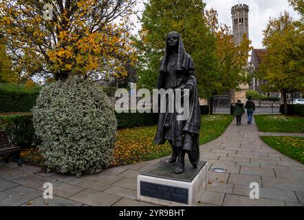 Statuen von König Ethelbert und Königin Bertha, Kents größtem Königspaar, dessen Vision Canterbury zum Weltkulturerbe führte. Die Statuen zeigen eine mögliche Szene im Jahr 597, als König Ethelbert Bertha trifft, als sie von ihren Gebeten in der Kirche St. Martin mit der Nachricht zurückkehrt, dass Augustinus gelandet ist. Die Stätte dieser Statuen befindet sich auf der Route, die Bertha auf Lady Wootton's Green in der Nähe der Canterbury Christ Church University genommen hat. Stockfoto