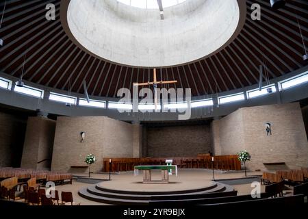 Das Innere der Abtei Worth, entworfen vom Architekten Francis Pollen - Worth Abbey, ist eine Gemeinschaft römisch-katholischer Mönche, die der Regel des Heiligen Benedikt folgen Stockfoto