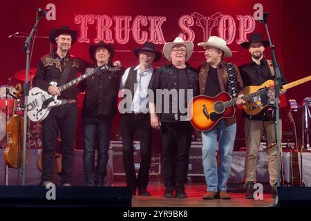 Uwe Frenzel Bass, Tim Reese Geige, Gitarre, Gründungsmitglied Teddy Ibing Schlagzeug, Knut Bewersdorff Steelgitarre, Andreas Cisek Gesang, Gitarre und David Rick Leadgitarre L-R - Countrymusic-Legende Truck Stop mit ihrem Weihnachtsprogramm auf schöne Bescherung -Tour live in der Stadthalle Stern Riesa. *** Uwe Frenzel Bass , Tim Reese Violine, Gitarre , Gründungsmitglied Teddy Ibing Drums , Knut Bewersdorff Stahlgitarre , Andreas Cisek Gesang, Gitarre und David Rick Leadgitarre L R Country Music Legende Truck Stop mit ihrem Weihnachtsprogramm auf schöne Bescherung Tour live in der Stadthalle Stern Riesa Stockfoto