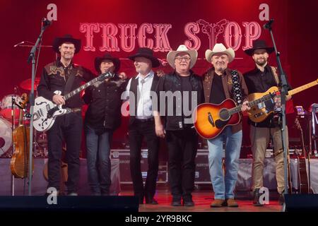 Uwe Frenzel Bass, Tim Reese Geige, Gitarre, Gründungsmitglied Teddy Ibing Schlagzeug, Knut Bewersdorff Steelgitarre, Andreas Cisek Gesang, Gitarre und David Rick Leadgitarre L-R - Countrymusic-Legende Truck Stop mit ihrem Weihnachtsprogramm auf schöne Bescherung -Tour live in der Stadthalle Stern Riesa. *** Uwe Frenzel Bass , Tim Reese Violine, Gitarre , Gründungsmitglied Teddy Ibing Drums , Knut Bewersdorff Stahlgitarre , Andreas Cisek Gesang, Gitarre und David Rick Leadgitarre L R Country Music Legende Truck Stop mit ihrem Weihnachtsprogramm auf schöne Bescherung Tour live in der Stadthalle Stern Riesa Stockfoto