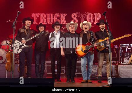 Uwe Frenzel Bass, Tim Reese Geige, Gitarre, Gründungsmitglied Teddy Ibing Schlagzeug, Knut Bewersdorff Steelgitarre, Andreas Cisek Gesang, Gitarre und David Rick Leadgitarre L-R - Countrymusic-Legende Truck Stop mit ihrem Weihnachtsprogramm auf schöne Bescherung -Tour live in der Stadthalle Stern Riesa. *** Uwe Frenzel Bass , Tim Reese Violine, Gitarre , Gründungsmitglied Teddy Ibing Drums , Knut Bewersdorff Stahlgitarre , Andreas Cisek Gesang, Gitarre und David Rick Leadgitarre L R Country Music Legende Truck Stop mit ihrem Weihnachtsprogramm auf schöne Bescherung Tour live in der Stadthalle Stern Riesa Stockfoto