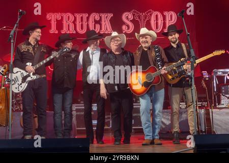Uwe Frenzel Bass, Tim Reese Geige, Gitarre, Gründungsmitglied Teddy Ibing Schlagzeug, Knut Bewersdorff Steelgitarre, Andreas Cisek Gesang, Gitarre und David Rick Leadgitarre L-R - Countrymusic-Legende Truck Stop mit ihrem Weihnachtsprogramm auf schöne Bescherung -Tour live in der Stadthalle Stern Riesa. *** Uwe Frenzel Bass , Tim Reese Violine, Gitarre , Gründungsmitglied Teddy Ibing Drums , Knut Bewersdorff Stahlgitarre , Andreas Cisek Gesang, Gitarre und David Rick Leadgitarre L R Country Music Legende Truck Stop mit ihrem Weihnachtsprogramm auf schöne Bescherung Tour live in der Stadthalle Stern Riesa Stockfoto