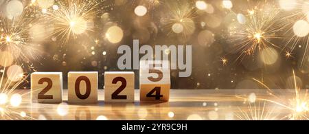 Neujahrsfeier 2025 - Holzblöcke Und Goldenes Feuerwerk In Der Abendnacht Mit Abstrakten, Unscharfen Lichtern Stockfoto