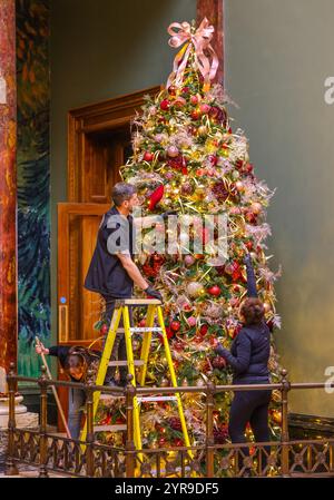 National Gallery London, Großbritannien. Dezember 2024. Der Weihnachtsbaum in der Nationalgalerie wurde vor der Eröffnung von Parmigianino: Die Vision des Heiligen Jerome installiert. Paul Quezada-Neiman/Alamy Live News Credit: Paul Quezada-Neiman/Alamy Live News Stockfoto