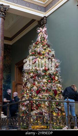 The National Gallery, London, Großbritannien. Dezember 2024. Im Haupteingang der Nationalgalerie am Trafalgar Square sind Weihnachtsbäume aufgestellt und dekoriert. Quelle: Malcolm Park/Alamy Live News Stockfoto