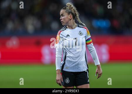 Deutschland. Dezember 2024. Fussball Frauen Laenderspiel Deutschland - Italien am 02.12.2024 im Vonovia Ruhrstadion in Bochum Giulia Gwinn ( Deutschland ) DFB-Vorschriften verbieten jede Verwendung von Fotografien als Bildsequenzen und/oder Quasi-Video. Foto: Revierfoto Credit: ddp Media GmbH/Alamy Live News Stockfoto