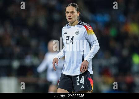 Deutschland. Dezember 2024. Fussball Frauen Laenderspiel Deutschland - Italien am 02.12.2024 im Vonovia Ruhrstadion Bochum Giovanna Hoffmann ( Deutschland ) DFB-Vorschriften verbieten jede Verwendung von Fotografien als Bildsequenzen und/oder Quasi-Video. Foto: Revierfoto Credit: ddp Media GmbH/Alamy Live News Stockfoto