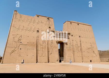 Der Eingang zum Tempel von Edfu, Ägypten. Edfu liegt auf halbem Weg zwischen Luxor und Assuan Stockfoto