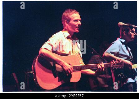 STUART MURDOCH, BELLE & SEBASTIAN, KONZERT, 2001: Stuart Murdoch Leadsänger und Songwriter von Belle & Sebastian, live in der St David's Hall in Cardiff, Wales, Großbritannien, am 1. Juli 2001. Foto: ROB WATKINS. INFO: Belle and Sebastian ist eine schottische Indie-Pop-Band, die 1996 gegründet wurde und für ihre literarischen Texte und ihren melodischen, folkloristischen Sound bekannt ist. Unter der Leitung von Stuart Murdoch erlangten sie mit Alben wie If You’re Feeling Sinister Anerkennung und verschmelzten Introspektion mit skurriler Erzählung. Stockfoto