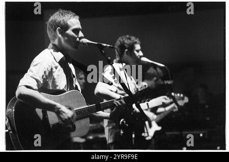 STUART MURDOCH, BELLE & SEBASTIAN, KONZERT, 2001: Stuart Murdoch Leadsänger und Songwriter von Belle & Sebastian, live in der St David's Hall in Cardiff, Wales, Großbritannien, am 1. Juli 2001. Foto: ROB WATKINS. INFO: Belle and Sebastian ist eine schottische Indie-Pop-Band, die 1996 gegründet wurde und für ihre literarischen Texte und ihren melodischen, folkloristischen Sound bekannt ist. Unter der Leitung von Stuart Murdoch erlangten sie mit Alben wie If You’re Feeling Sinister Anerkennung und verschmelzten Introspektion mit skurriler Erzählung. Stockfoto