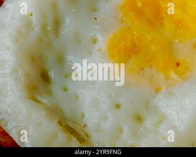 Sonnige Eier, gesalzen und heiß serviert, etwas über dem einfachen Stil Stockfoto
