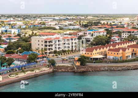 Kralendijk, Bonaire - 5. Januar 2018: Ein ruhiger Blick auf die Küstenstadt mit farbenfrohen Gebäuden und ruhigen Gewässern. Stockfoto