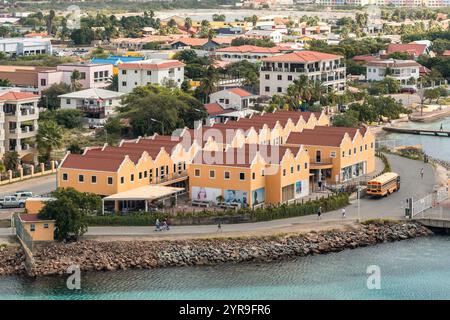 Kralendijk, Bonaire - 5. Januar 2018: Ein malerischer Blick auf farbenfrohe Häuser entlang der Uferpromenade in der lebhaften Stadt Kralendijk. Stockfoto