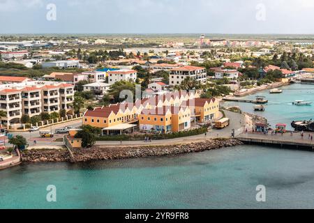 Kralendijk, Bonaire - 5. Januar 2018: Aus der Vogelperspektive auf die pulsierende Uferpromenade und die farbenfrohen Gebäude der Küstenstadt. Stockfoto