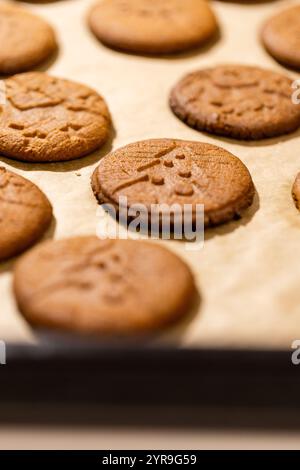 Backofen-Tablett mit frischen heißen Lebkuchenkeksen, traditionelles Weihnachtsrezept. Aroma und Geschmack von Neujahrsferien Stockfoto