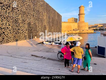 Alter Hafen mit Museum der Zivilisationen Europas, Fort Saint-Jean, Palais du Pharao, Notre-Dame de la Grande, Palais Longchamp am 14. August 2024 in Marseille, Frankreich. Stockfoto