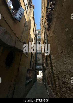 Elegante italienische Straßenlandschaft mit warmen Tönen und historischem Charme. Stockfoto