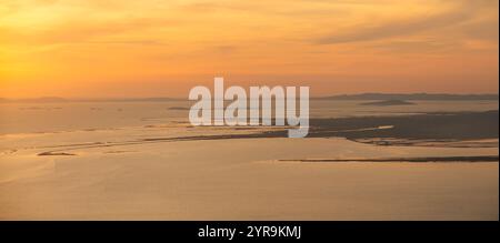 Wunderschöner Himmel über dem Ionischen Meer in Griechenland bei Sonnenuntergang Stockfoto