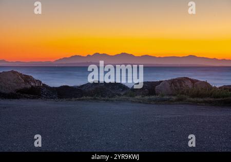 cgi-Backplate-Produktion. Asphaltparkplatz Flug mit Meerblick während Sonnenaufgang Stockfoto