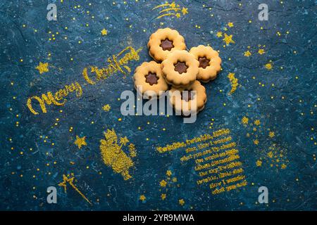 Traditionelle Weihnachts-Linzer-Kekse österreichische oder deutsche Kekse mit Mürbteig und Marmelade füllenden saisonalen Feiertagshintergrund Stockfoto
