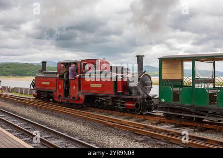 Doppel-Fairlie „David Lloyd George“, erbaut 1992, wartet darauf, einen Zug aus der Station Porthmadog an der Festiniog Railway in Gwynedd, Wales zu holen Stockfoto