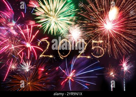 2025 Happy New Year geschrieben mit Sparkle Feuerwerk auf schwarzem Hintergrund, Stockfoto