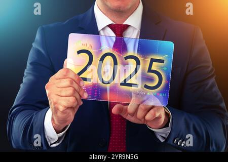 Erfolgskonzept für das neue Jahr 2025, Geschäftsmann, der mit der Technologie der Zukunft arbeitet Stockfoto