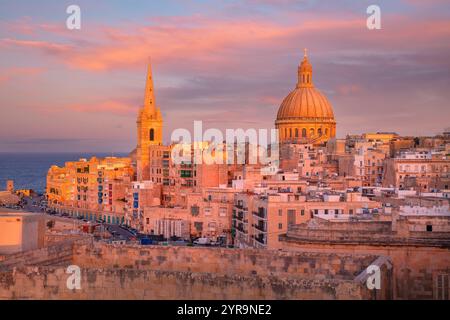 Valletta, Malta. Stadtbild der historischen Altstadt von Valletta, Malta mit der Basilika unserer Lieben Frau vom Berg Karmel bei schönem Herbstuntergang. Stockfoto